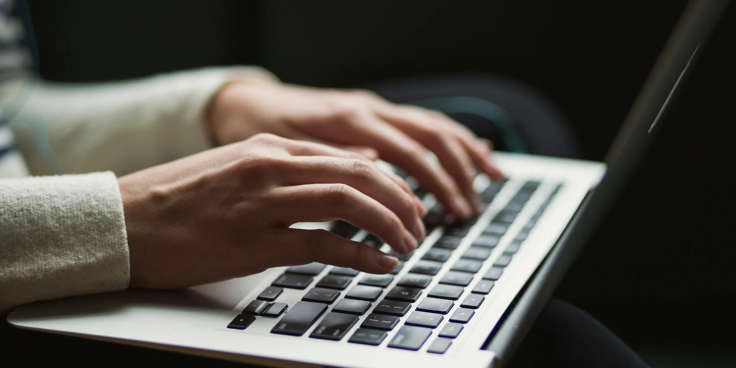 Iemand aan het werk op een laptop