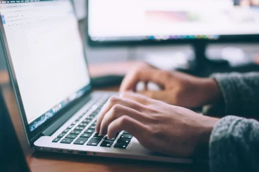 Iemand is aan het werk op een laptop
